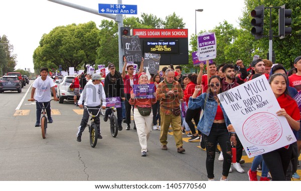 Union City, CA - May 22, 2019: Teachers and\
students march to the New Haven School District Educational\
Services Center to protest. The 1st teachers strike ever at New\
Haven Unified’s schools.