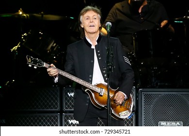 UNIONDALE, NY-SEP 27: Der Sänger Paul McCartney spielt auf der Bühne von NYCB Live am 27. September 2017 in Uniondale, New York.