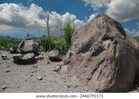 The unique stone with a facial texture called 'alien stone' is a stone that was ejected from the crater of Mount Merapi during the 2010 eruption in Cangkringan, Yogyakarta.