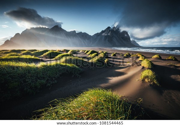 砂丘の緑の丘に独特の景色 ヨーロッパ アイスランド ヴェストラホルン バットマン山 ストックネス岬 驚異的な自然を捉えた景色 夏のシーン 地球の美しさを発見しなさい の写真素材 今すぐ編集