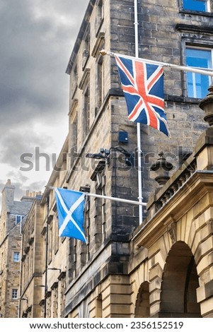 United Kingdom flag and Scottish flag placed on a building on the Royal Mile in Edinburgh's Old Town. Vertical shot. 商業照片 © 