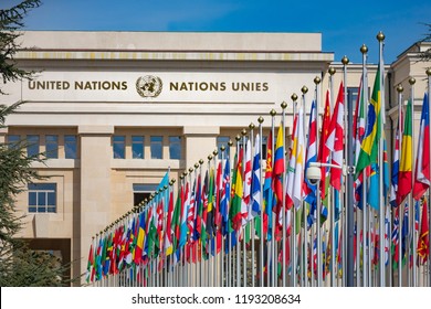 Edificio de las Naciones Unidas y banderas en Ginebra Suiza