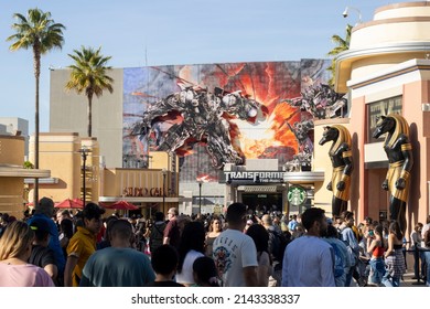 Universal City, CA, USA - Mar 21, 2022: An Increase In Crowd Levels Is Seen At The Universal Studios Hollywood, One Of The Popular Theme Parks Across Southern California, As COVID Restrictions Ease.