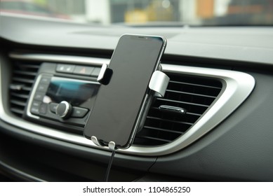 Universal Mount Holder For Smart Phones Or Tablet. Car Dashboard Or Wind-shield Holder Bracket For Mobile Phone