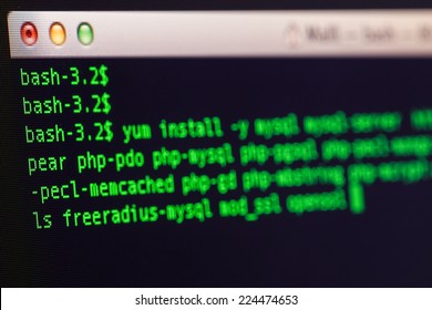 Unix Bashは 黒い背景にシェルの緑色を使用してアプリケーションをインストールします 写真素材 Shutterstock