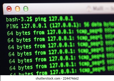 Unix Bashは 黒い背景にシェルの緑色を使用してアプリケーションをインストールします 写真素材 Shutterstock