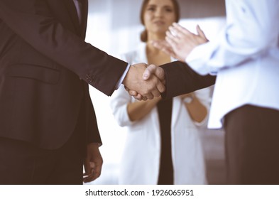 Unbekannte Geschäftsleute schütteln sich die Hände, nachdem sie einen Vertrag bei der Besprechung unterzeichnet haben, Nahaufnahme. Geschäftskommunikationskonzept