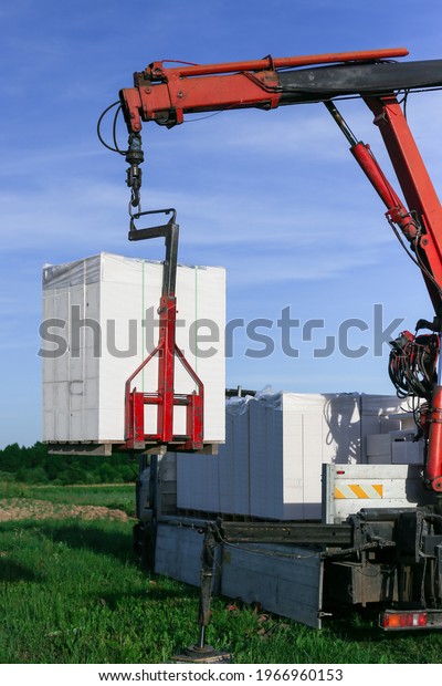 Unloading building blocks from a truck using\
a crane. Hydraulic\
manipulator.