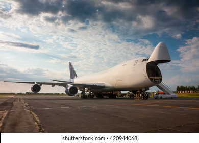 Unloading Wide-body Cargo Aircraft