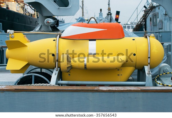 Unmanned underwater\
vehicle on the ship.