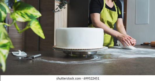 Cake Gum Paste Immagini Foto Stock E Grafica Vettoriale Shutterstock