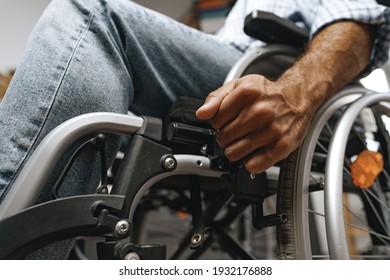 Nicht erkennbarer behinderter Mann im Rollstuhl