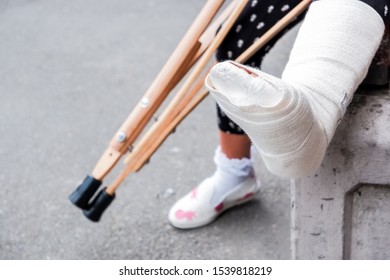 Child Using Crutches Broken Legs Walkingan : Photo De Stock (modifiable ...