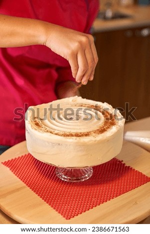 Similar – Foto Bild Anonymer Zuckerbäcker serviert Dessert auf einem Teller