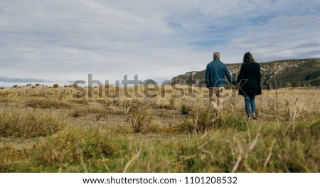 Unbekanntes Paar beim Spaziergang an der Küste