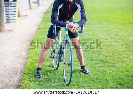 Portrait eines junger Mannes in einem Durchgang