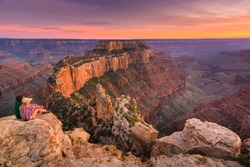 (Neatins) Un Grup De Oameni Stătea Aproape De Margine Uitam Apus De Soare La Grand Canyon National Park North Rim, Statele Unite Ale Americii. Parcul Național Grand Canyon Este Una Dintre Minunile Naturale Ale Lumii.