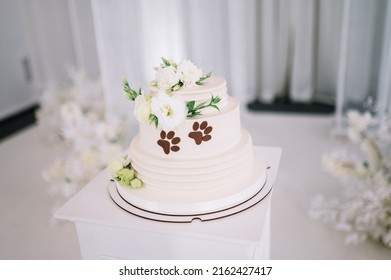 Unusual Holiday Wedding Cake For Pet Lovers With A Cat Paw Print On The Cake