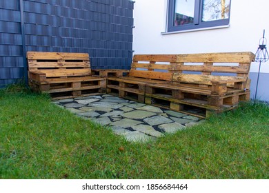 Upcycled Outdoor Pallet Lounge Autumn Day