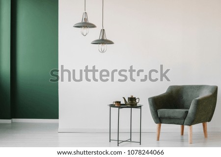 Upholstered Dark Armchair Industrial Side Table Stockfoto