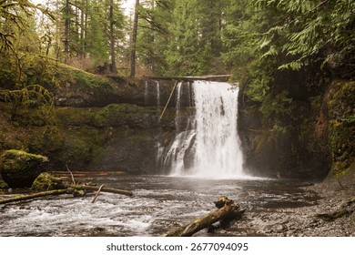 Upper North Falls, Silver Falls State Park, Oregon, USA.