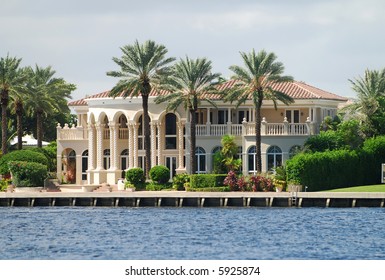 Upscale real estate in tropical Florida