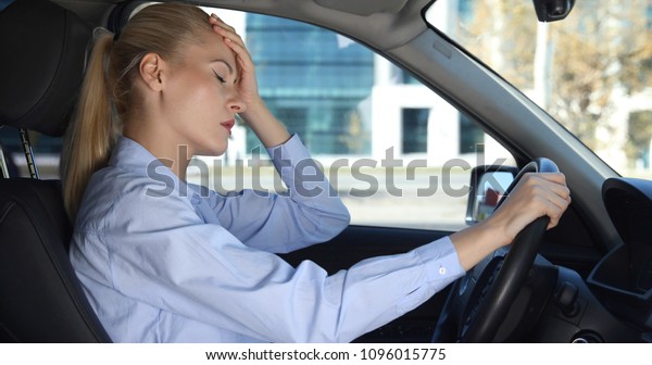 車内の車内で 自分の車の運転席に座っている頭の痛みで 車内での緊張感 悲しみ または病気の女性の頭の痛みがある の写真素材 今すぐ編集