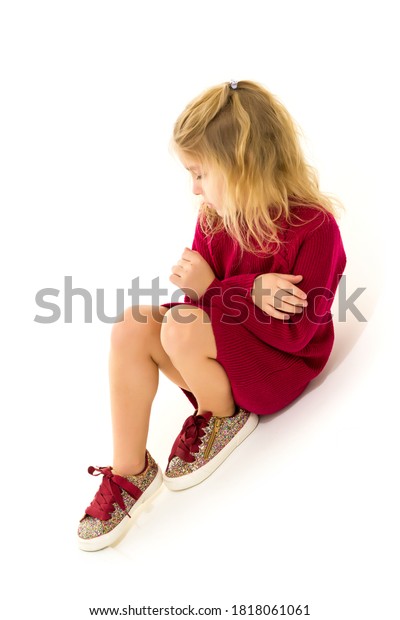 little girls sits knee 