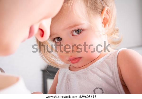 気を悪くした女の子 悲しい小さな子ども カメラを持って見ている悲しい子 母親を抱きしめたいと思っている の写真素材 今すぐ編集