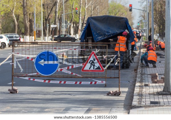 Uralsk, Kazakhstan, 26.04.2019 - repair work,\
replacement of pavers and curbs, замена бордюра, ремонтные работы в\
городе, рабочие на\
дороге
