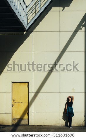 Similar – Foto Bild Blonde Frau mit Sonnenbrille und Hut besucht die Stadt Sydney im Sommer.