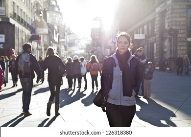 Городская девушка, стоящая из толпы на городской улице.