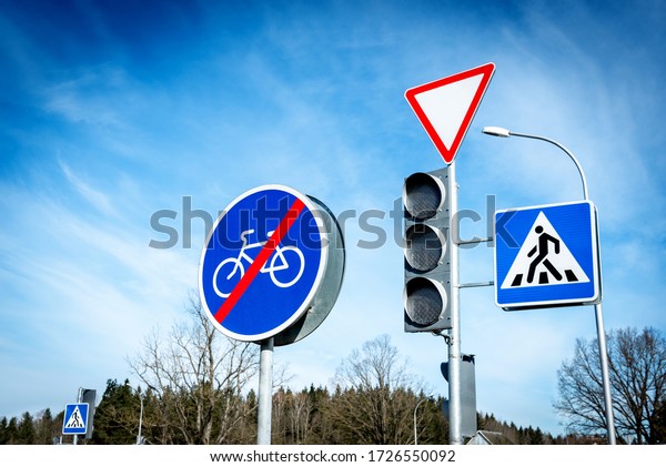 Urban pedestrian\
crossing with traffic\
lights.