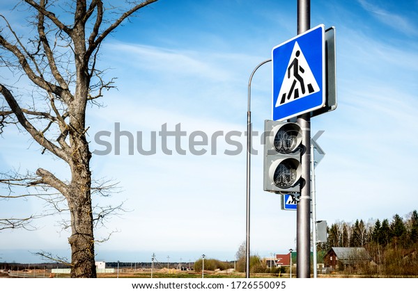 Urban pedestrian\
crossing with traffic\
lights.