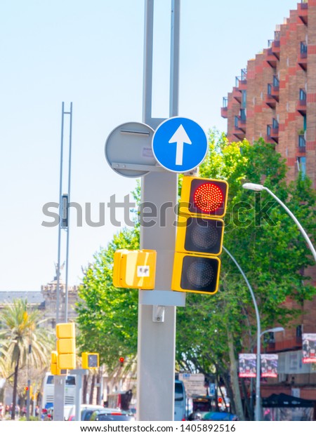 An urban\
picture of a traffic light in\
barcelona.