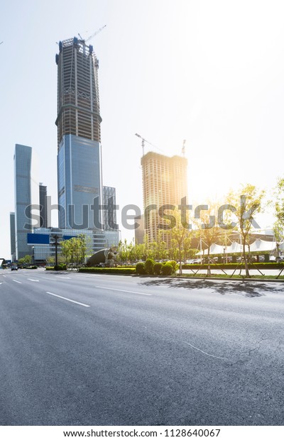 Urban\
road transportation and architectural\
landscape