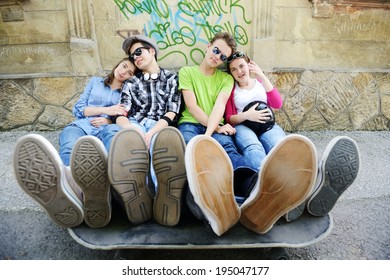 Städtische Jugendliche mit stylischem Jugendstil und Beinen auf Rochen