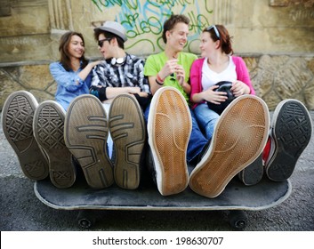 Städtische Jugendliche mit stylischem Jugendstil und Beinen auf Rochen