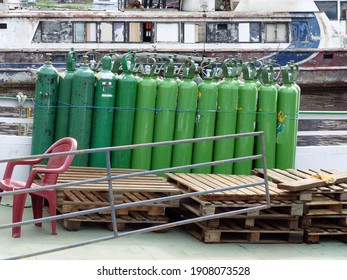 Urgently awaited oxygen cylinders for the hospitals in Manaus are being delivered by boat. Covid-19. Manaus - Amazon, Brazil