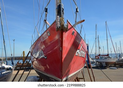 Piriápolis, Uruguai
Jun, 15, 2016
Red Boat And Other Colorful Ones Moored In White Wall Harbor