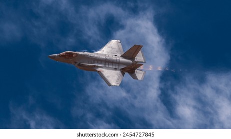 Un F-35 Lightning II de la Fuerza Aérea de Estados Unidos asignado al Ala de Combate 56, Base de la Fuerza Aérea Luke, Arizona, realiza una carrera de ametrallamiento durante Haboob Havoc 2024,