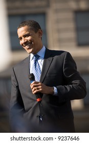  U.S. Senator Barack Obama (D-IL) campaigns at a rally in Rodney Square February 3, 2008 in Wilmington, Delaware.