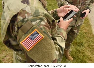  US soldiers use smartphones - Powered by Shutterstock