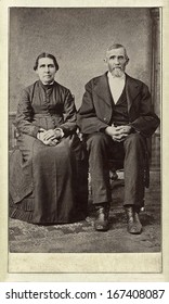 US - WISCONSIN - CIRCA 1860 - A Vintage Cartes De Visite Photo Of An Elderly Couple. The Man And Wife Are Sitting Next To Each Other. A Photo From The Civil War Era. CIRCA 1860