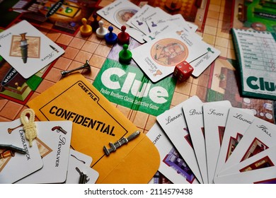 USA -2022: Clue, Murder Mystery Board Game. Known As Cluedo, Outside Of North America. Parker Brothers 1996 Edition. Game Pieces, Weapons, Characters, Room Cards, Dice, Board, Confidential Envelope.