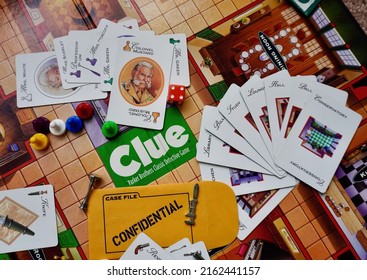 USA -2022: Clue, Murder Mystery Board Game. Known As Cluedo, Outside Of North America. Parker Brothers 1996 Edition. Game Pieces, Weapons, Characters, Room Cards, Dice, Board, Confidential Envelope.