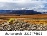 Usa, alaska, noatak national preserve. arctic tundra in autumn colors along the noatak river.