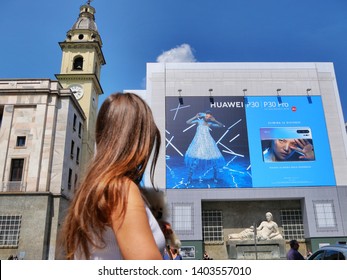 USA Ban HUAWEI - Huge Huawei Advertising Billboard On Display Downtown Turin Italy May 21 2019