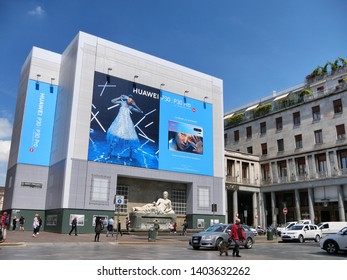 USA Ban HUAWEI - Huge Huawei Advertising Billboard On Display Downtown Turin Italy May 21 2019