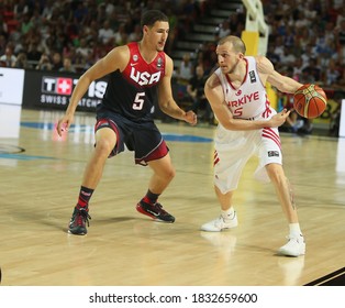 USA Basketball National Team, August 31, 2014 FIBA World Basketball Championship Turkey-USA Match Klay Thompson (5), Sinan Güler (5) Gives The Ball Grabbing Struggle.